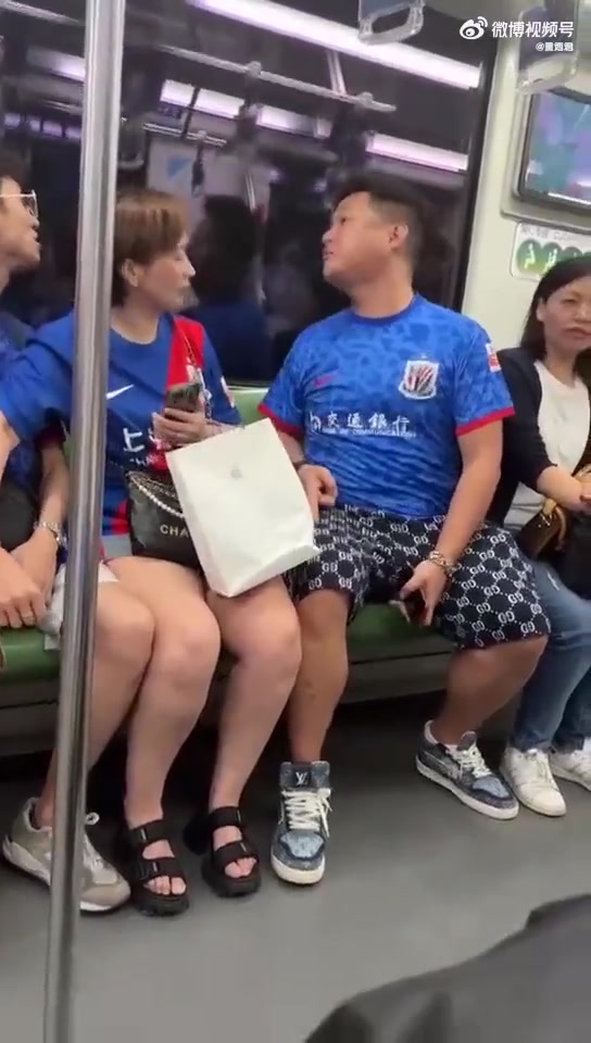上海德比后，申花球迷地铁互喷