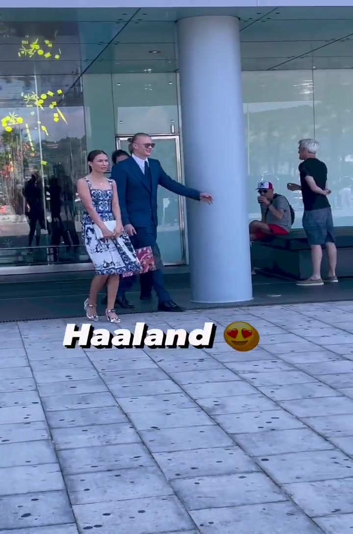 和女友逛街的哈兰德越看越像保镖