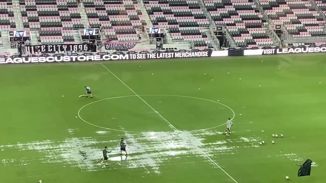 雨停了！迈阿密国际工作人员正在清理积水