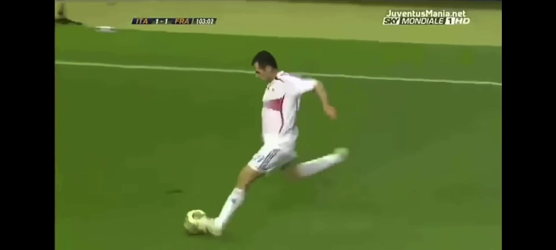 2006世界杯，布冯惊天一扑挡出齐达内的大力头槌