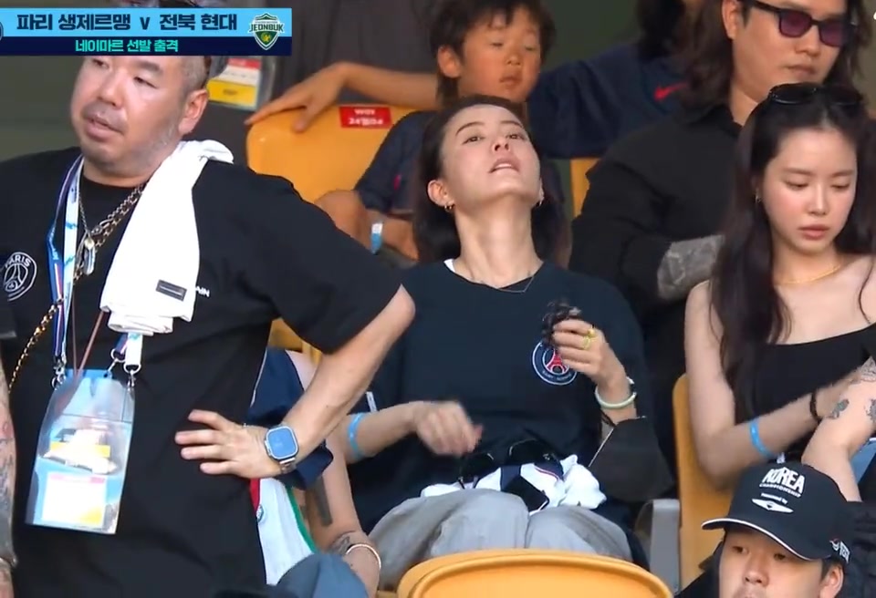 韩国女演员郑有美和孙娜恩现场观战巴黎队比赛