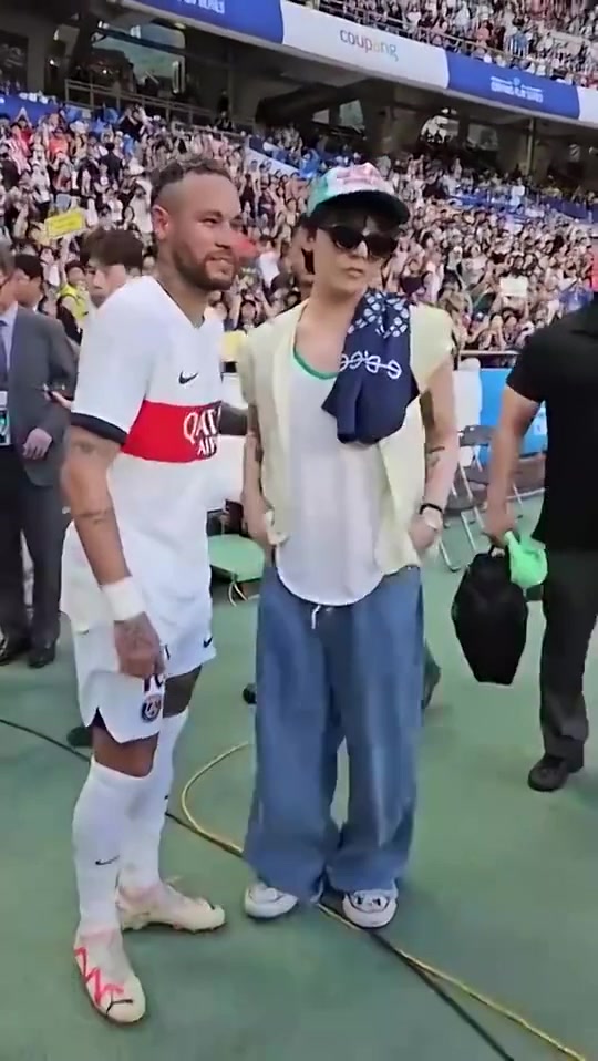 玩转娱乐圈啊！内马尔与权志龙合影