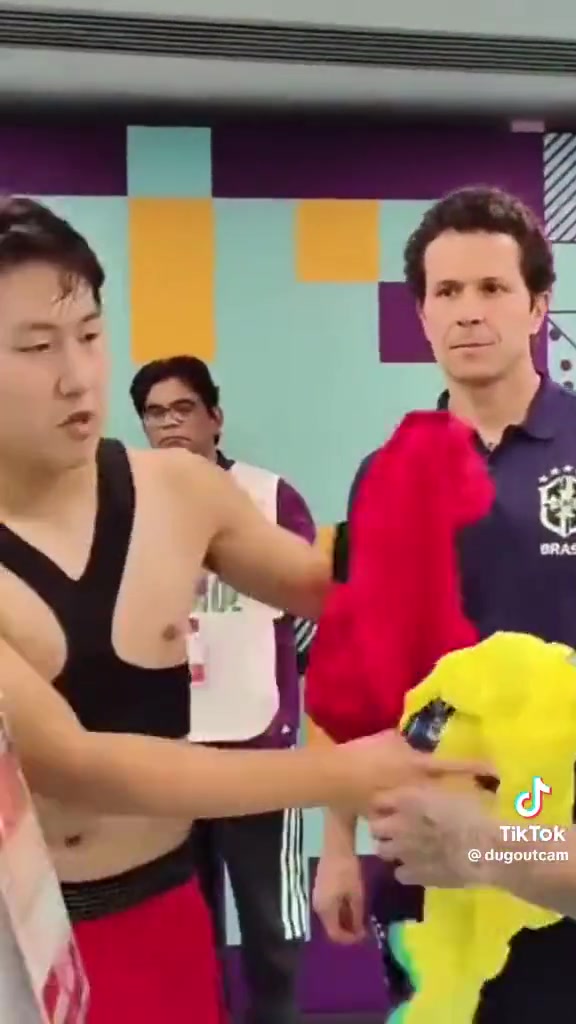 早有基情？李刚仁向内马尔抛媚眼