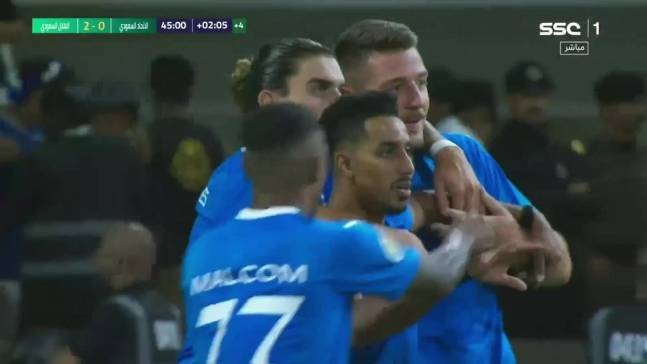 多萨里主罚点球命中！利雅得新月2-0领先吉达联合！