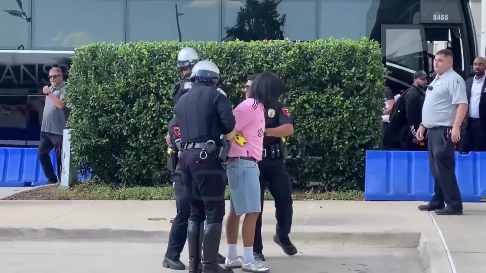 梅西抵达达拉斯球迷疯狂呐喊，有人冲上前去被拘