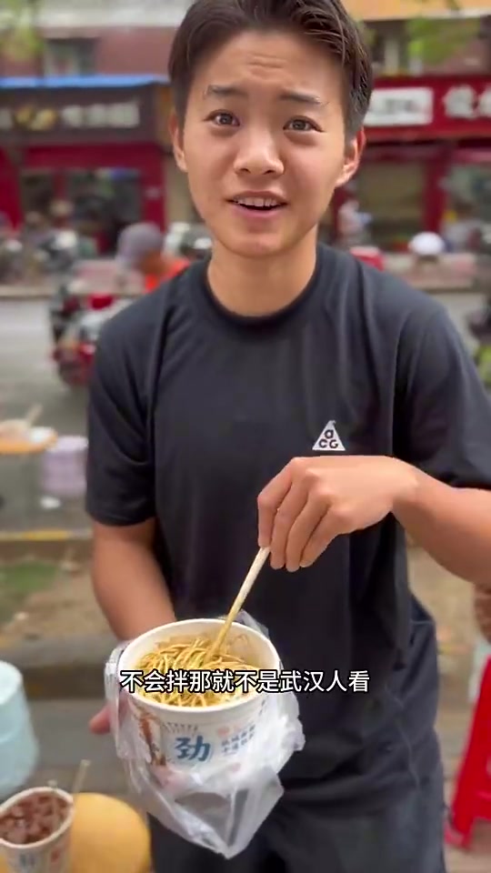 现身了！王霜晒在武汉吃热干面动态