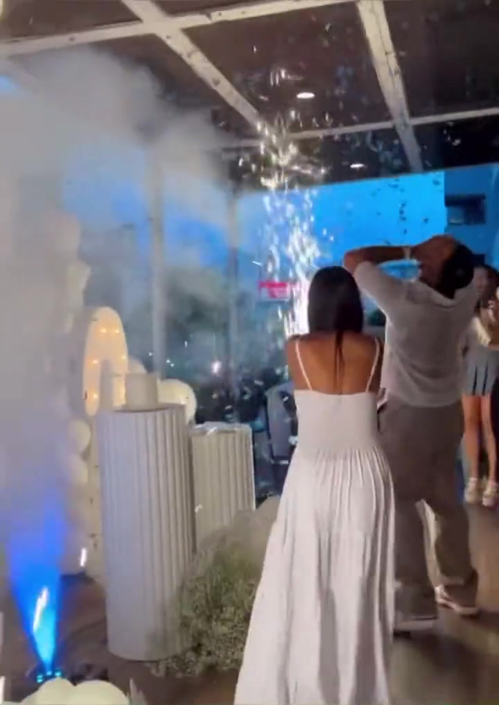 美国歌手埃拉迪奥得知妻子怀男孩后，做C罗庆祝动作SIU