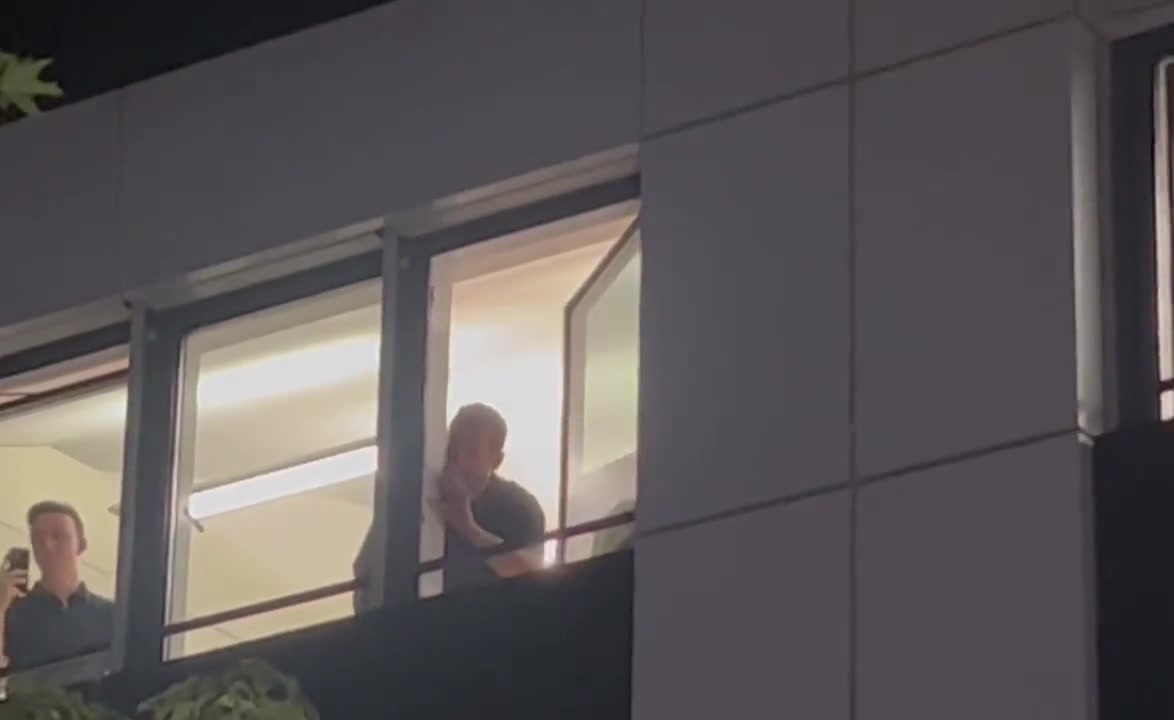 凌晨拜仁球迷深情示爱，凯恩挥手示意