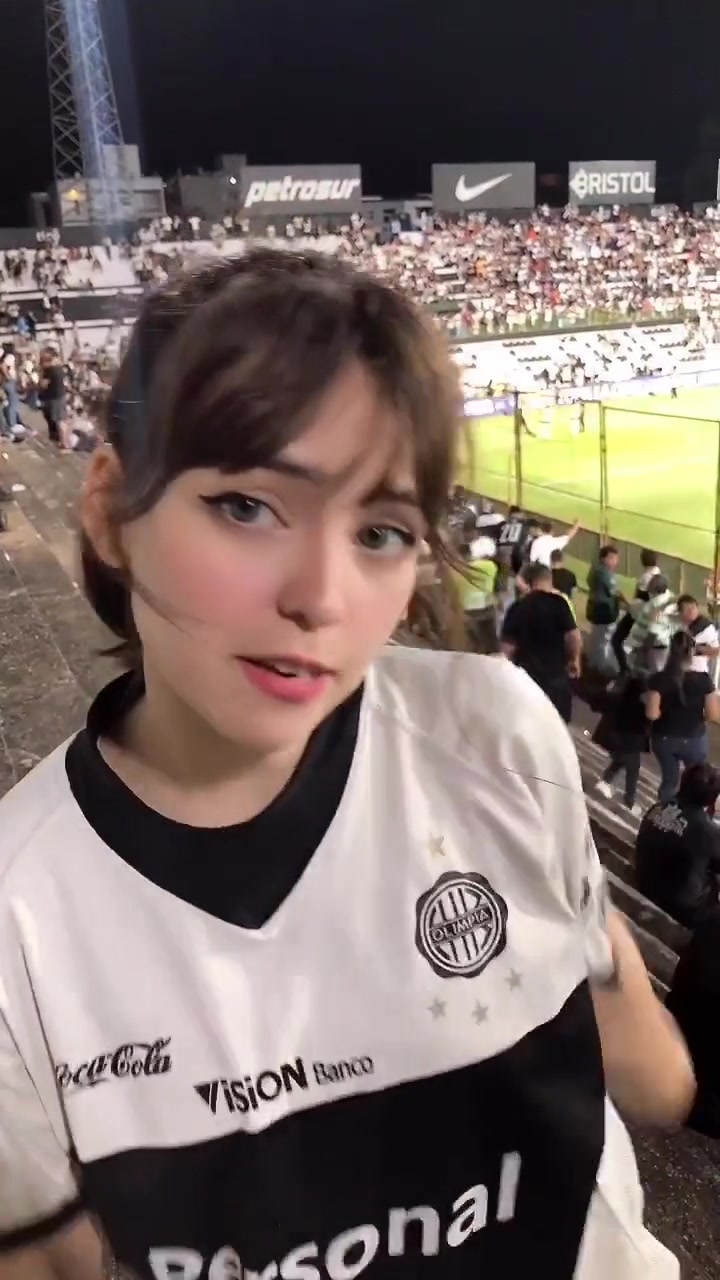单身狗暴击！可爱的妹子陪你看球