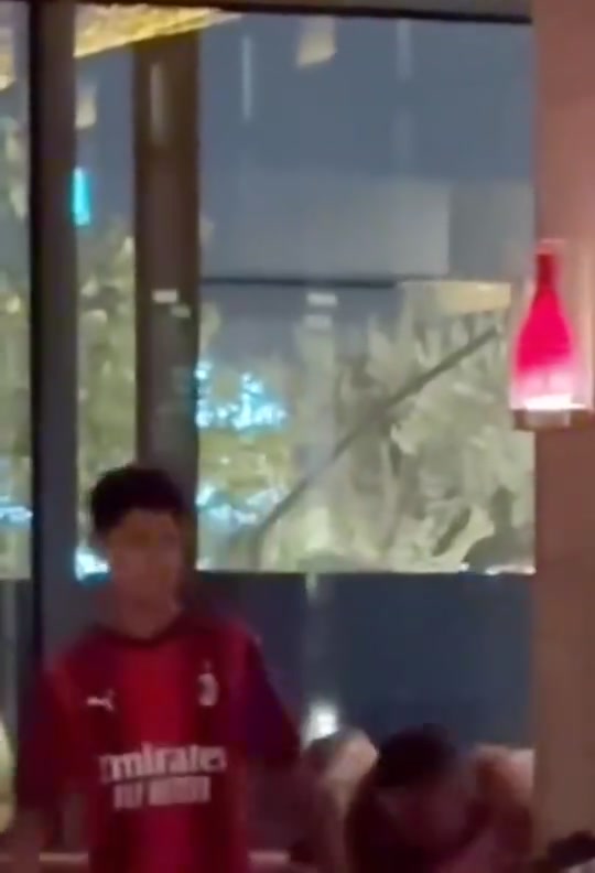 迷你罗身穿米兰球衣，和C罗一起外出吃饭