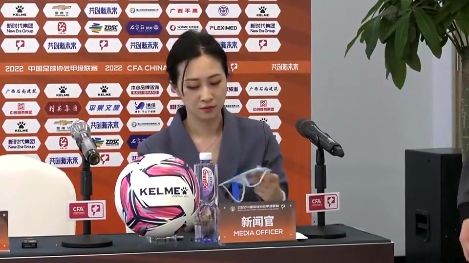 气质不错啊！昔日中甲联赛女新闻官现场整理头发