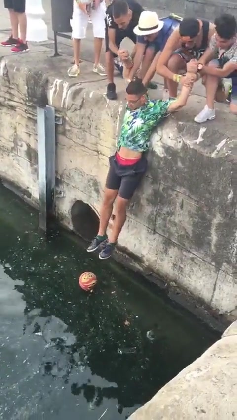 好不容易把球捡上来，你说你们这么急干什么
