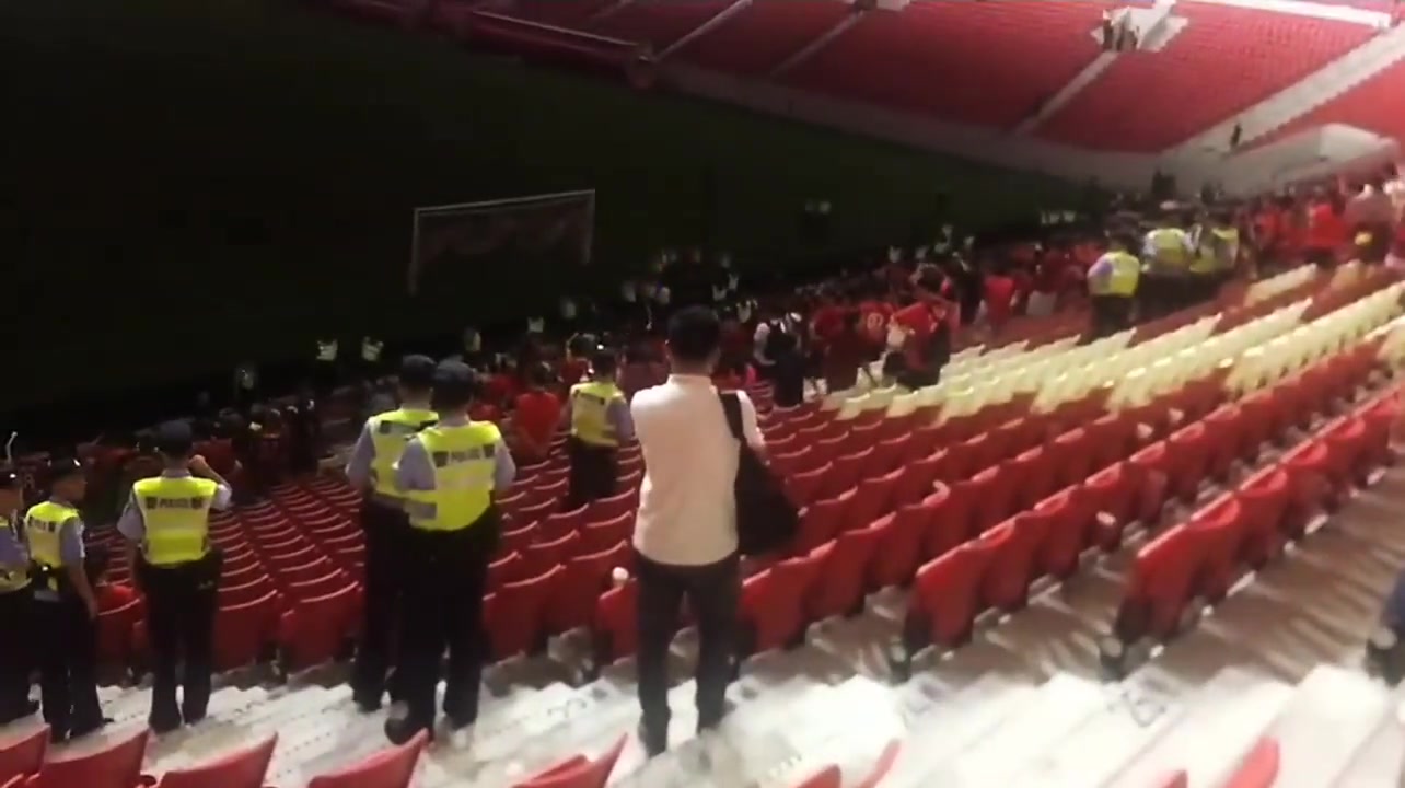 上港球迷因不满亚冠被淘汰结果，一直不走