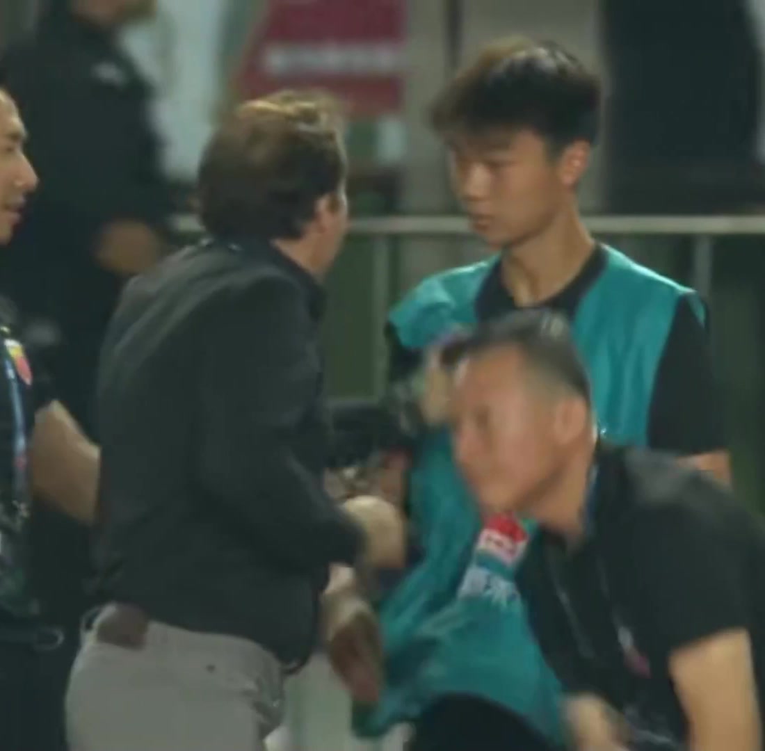 真急了！海港主帅哈维尔怒推球童染黄