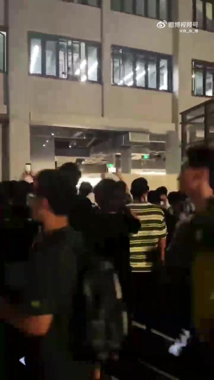 网传赛后国安球迷围堵泰山队球迷和球员