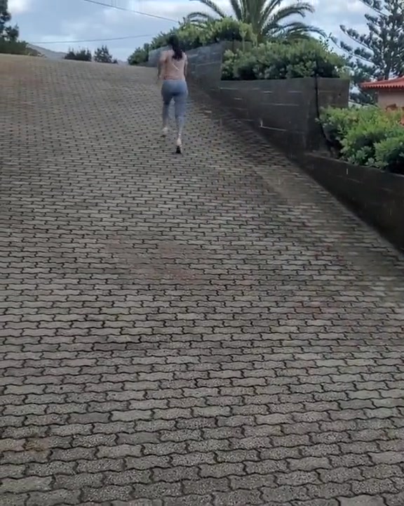 爱情的力量，乔治娜冒雨陪总裁训练冲刺爬坡