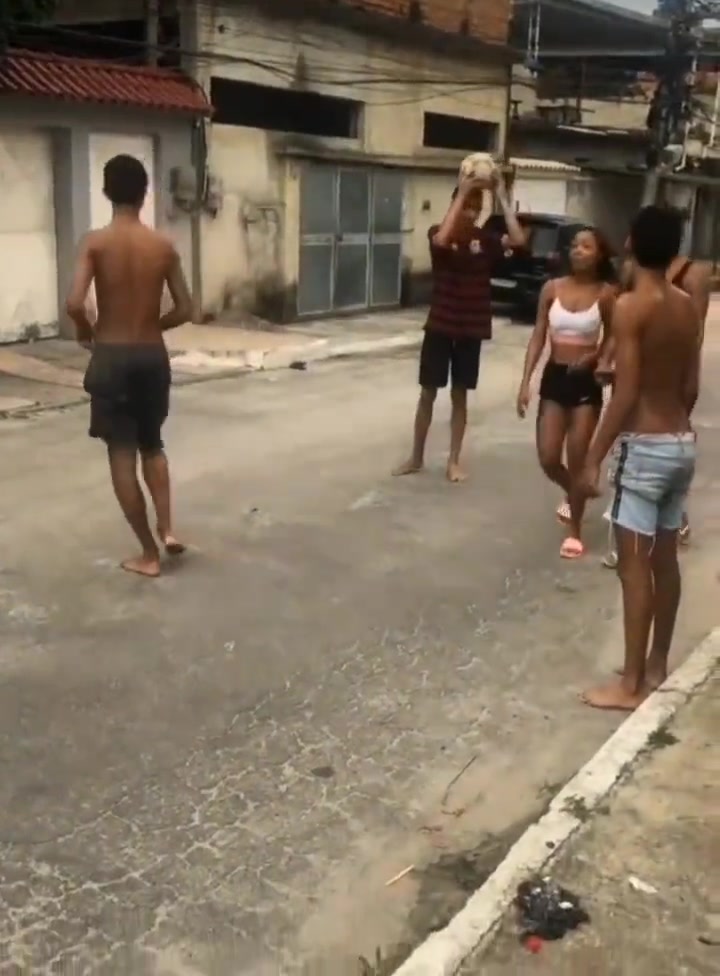 能阻止这群巴西小伙颠球的只有美女路过