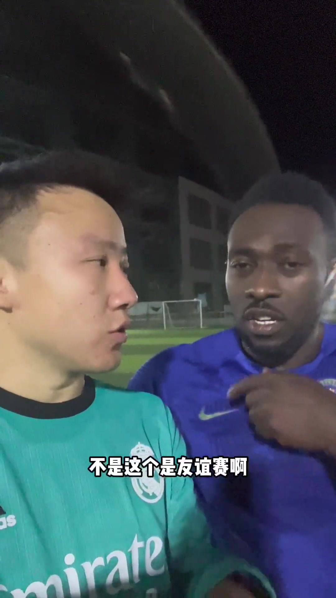 你是懂安慰人的！黑人小哥：国足还有希望，友谊赛输球没事