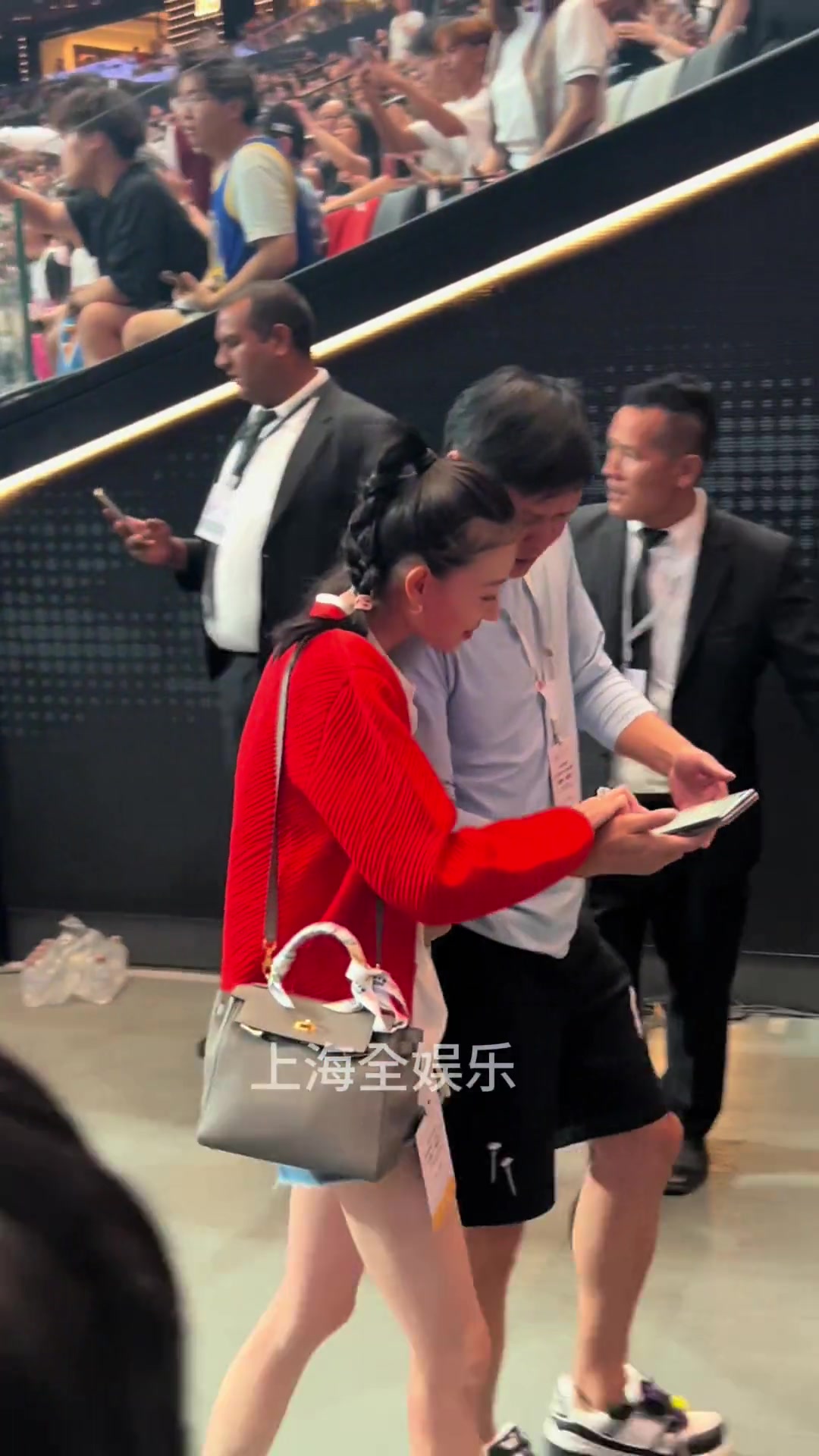 聊啥呢？范志毅给娇妻分享手机里的内容