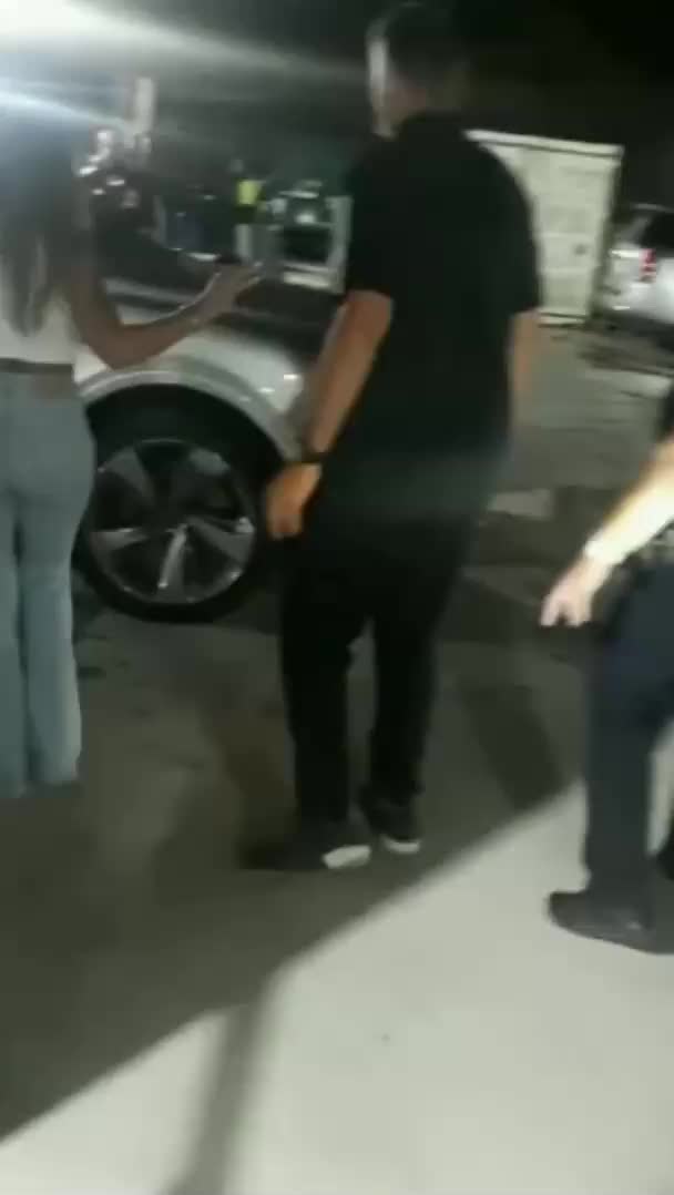 梅西亲自开车载着家人离开球场