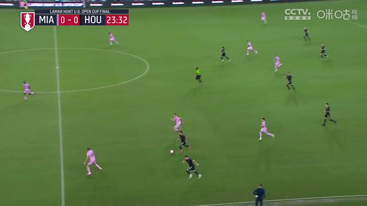 迈阿密0-1落后！迈阿密球员传球失误，对手反击破门