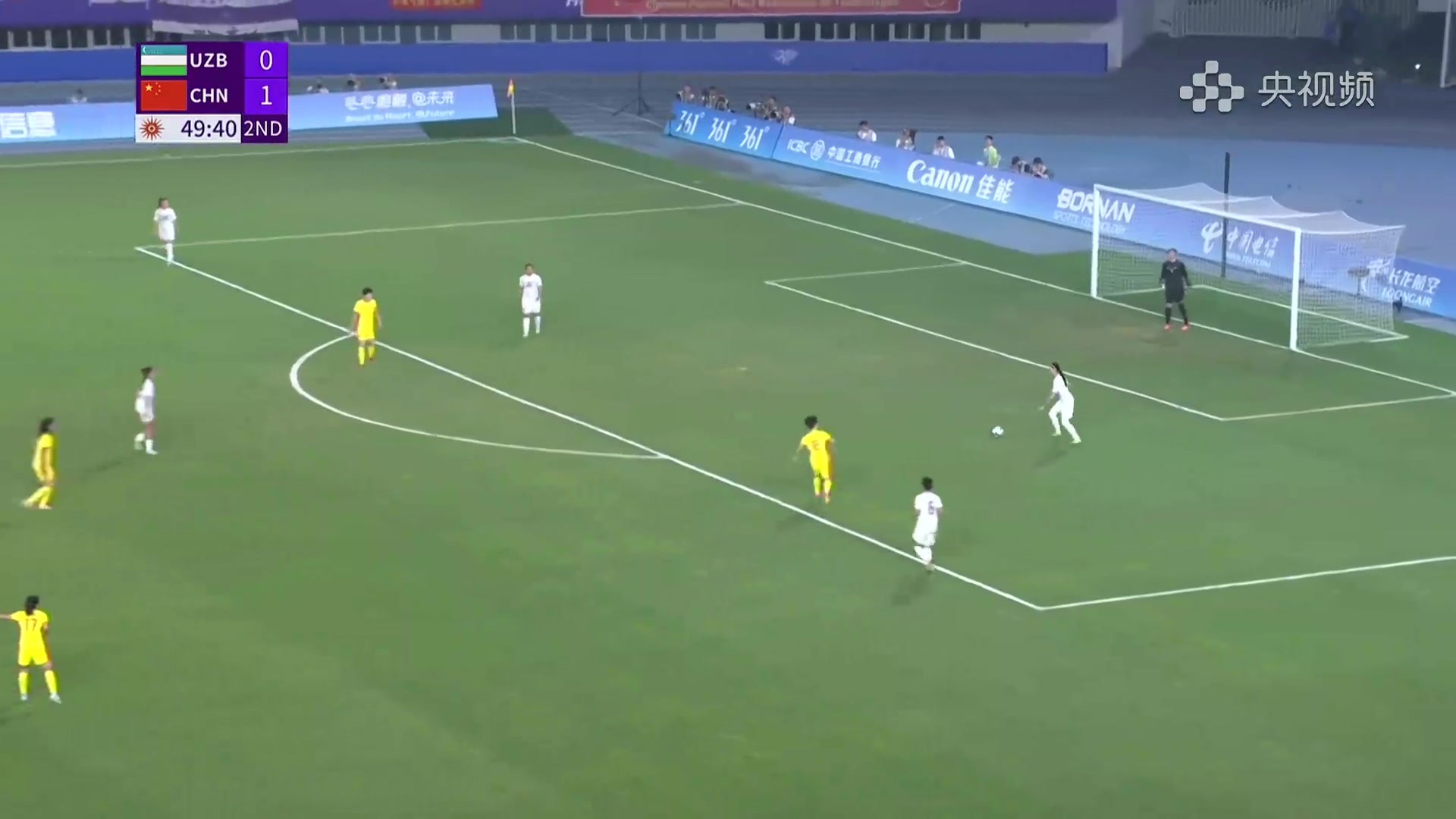 中国女足2-0领先乌兹别克斯坦！欧懿垚禁区内抢断，王珊珊双响