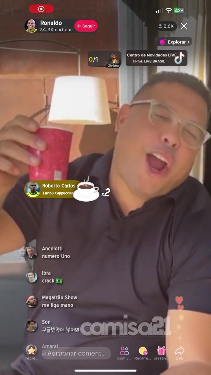 这个喝卡布奇诺的胖子会踢球吗？