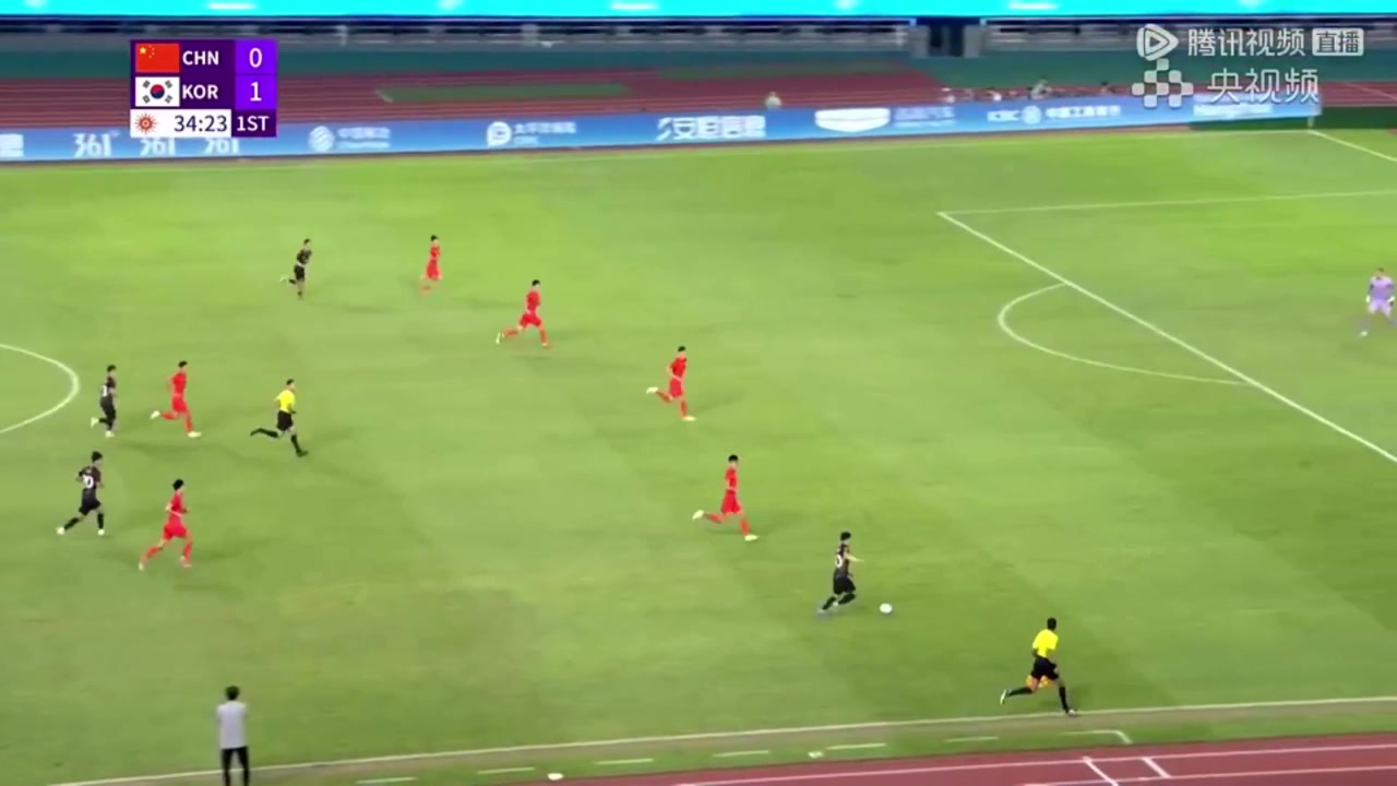 又丢球了...国足亚运队35分钟0-2韩国！韩佳奇扑救失误送礼
