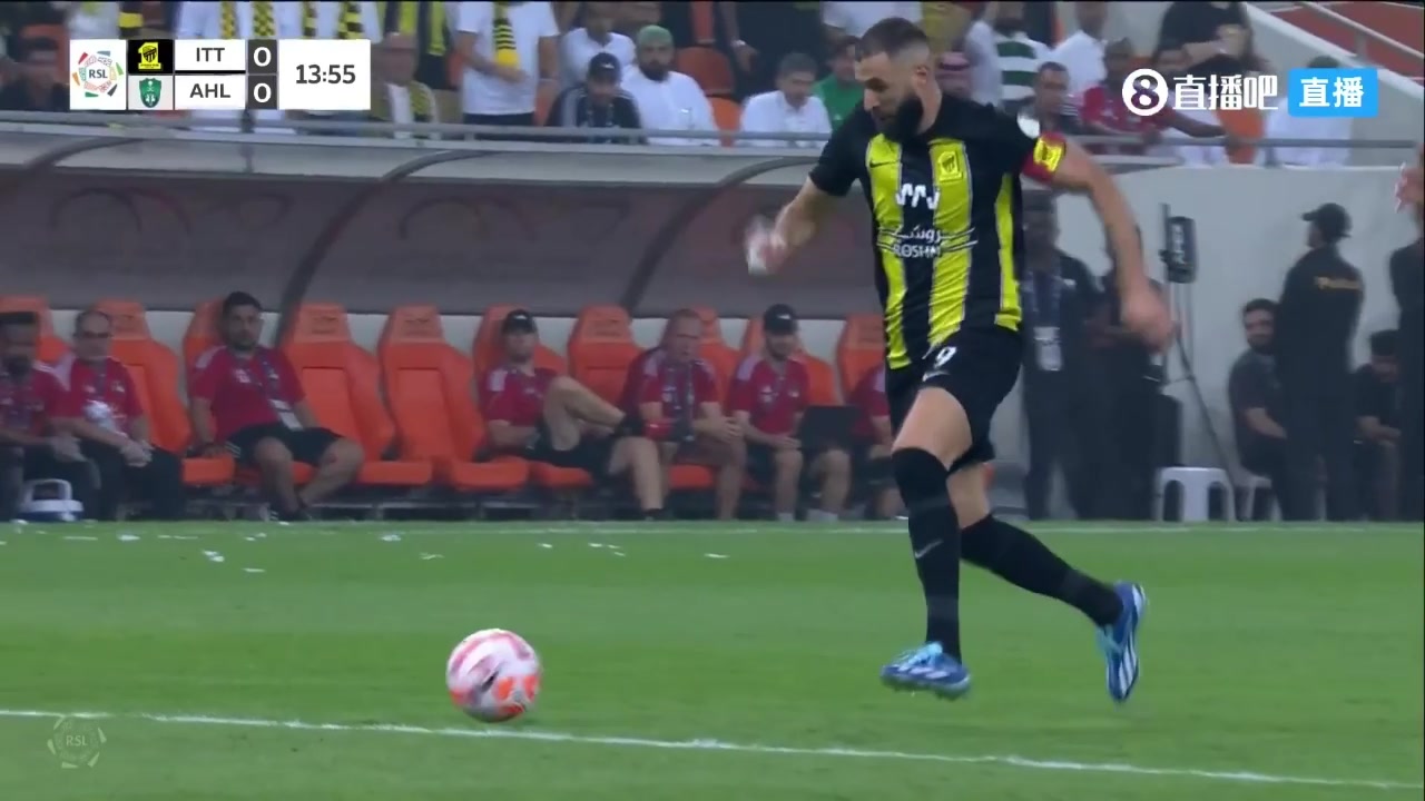 吉达联合中路分球！本泽马禁区推射被门迪神勇挡出！