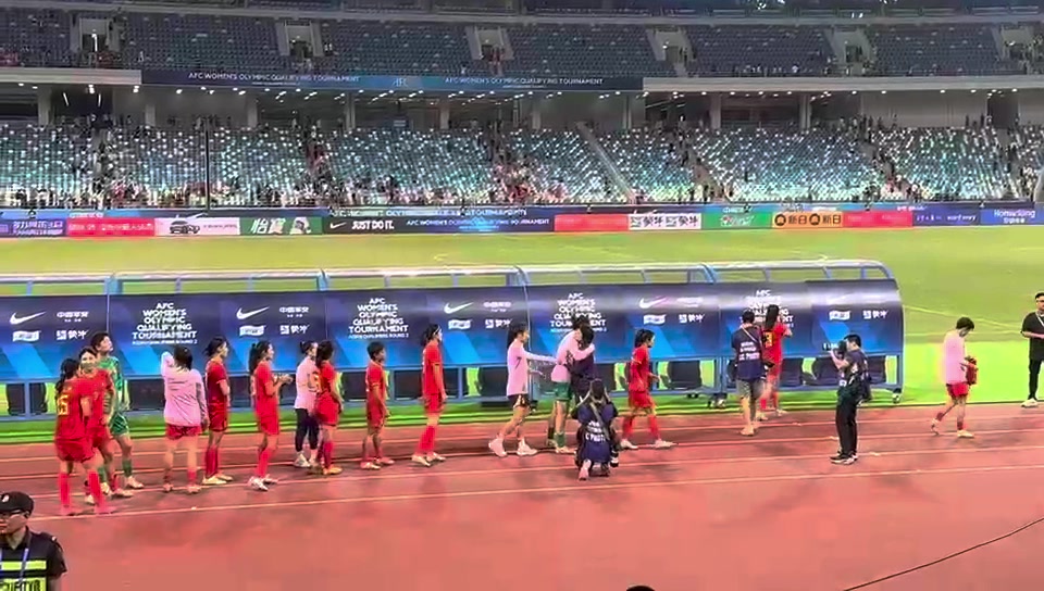 泪目！女足无缘奥运，球迷喊：加油！不要哭！水庆霞挨个拥抱队员