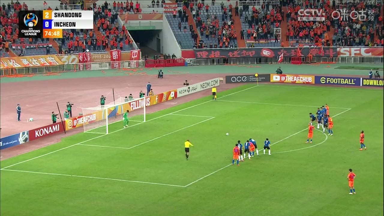 泰山3-0领先仁川联！李海龙造点，克雷桑点射+晒球衣庆祝