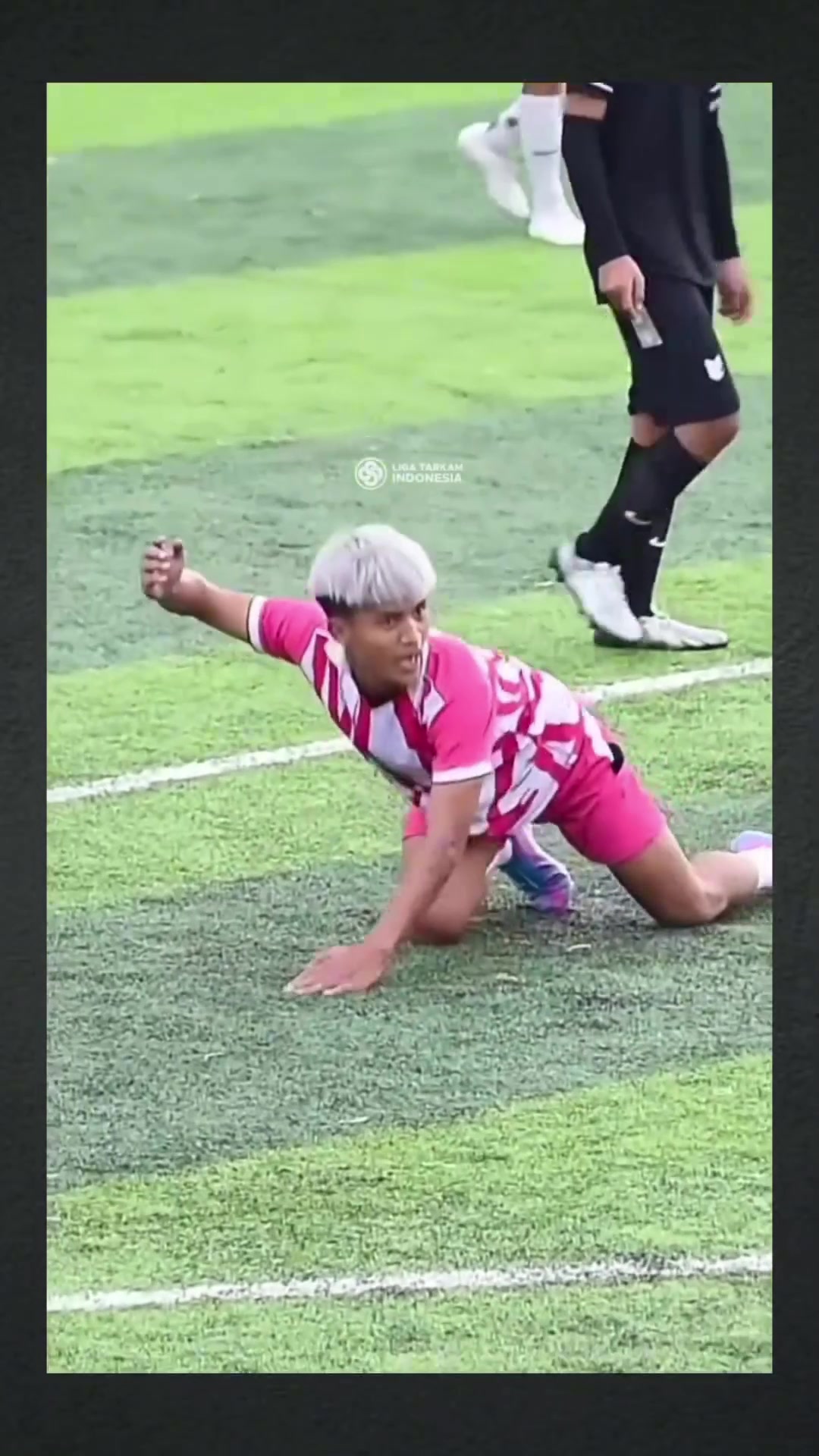 拙劣的表演，把对手队友都逗笑了