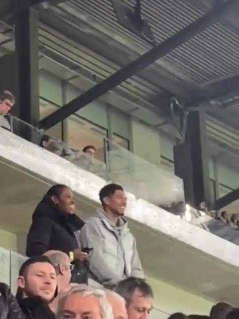 本场伤缺！贝林厄姆和妈妈一起在看台上观战皇马