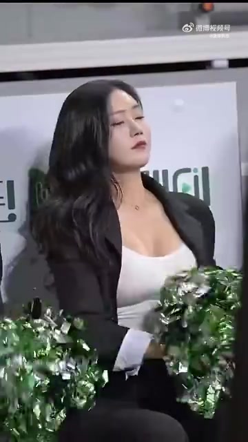 这样的啦啦队在场边，让人怎么专心看球？