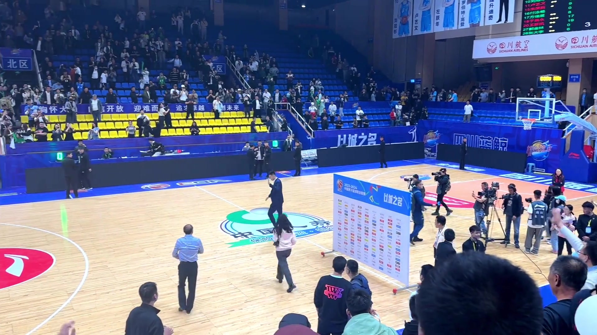 女粉丝冲向杨鸣遭安保人员锁喉制止 杨鸣让其放开帮粉丝签名