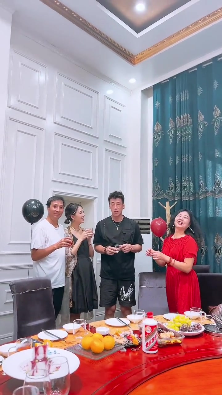 前CBA球员王晶与她小17岁女友见家长。。。