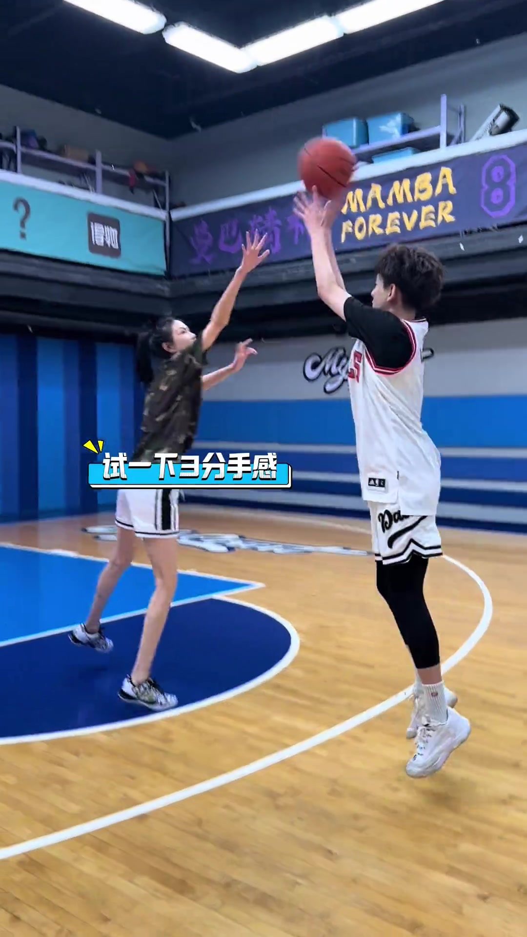 许诺与小伙1v1单挑，这大长腿好细啊！