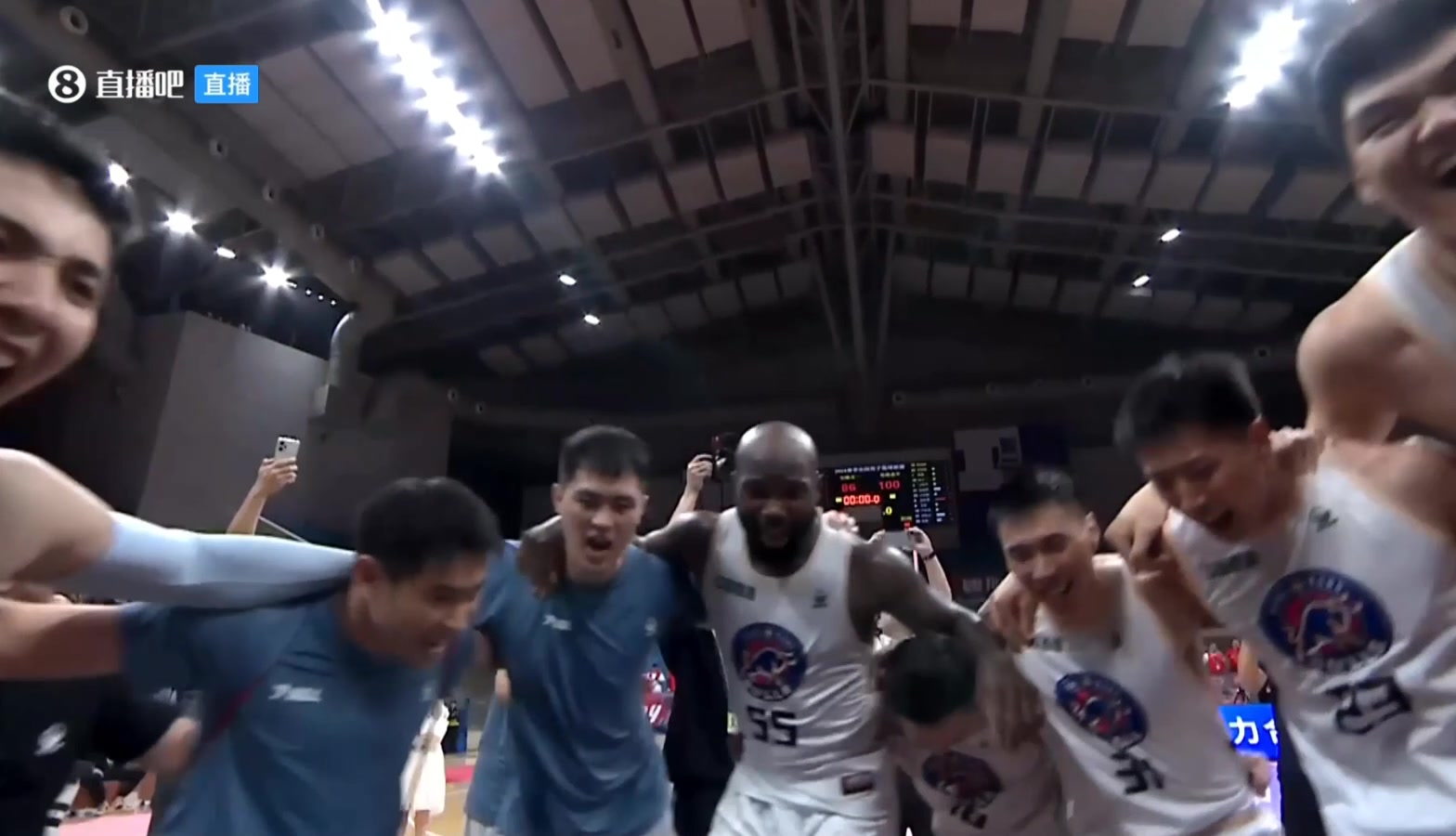 NBL香港金牛夺得年度总冠军！全队绕圈兴奋庆祝！