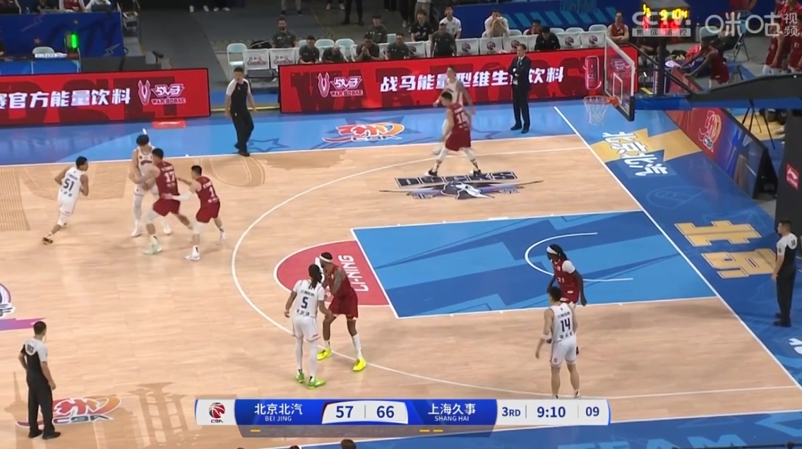 导播会玩！王哲林1v2强势上篮 镜头马上给到场下周琦