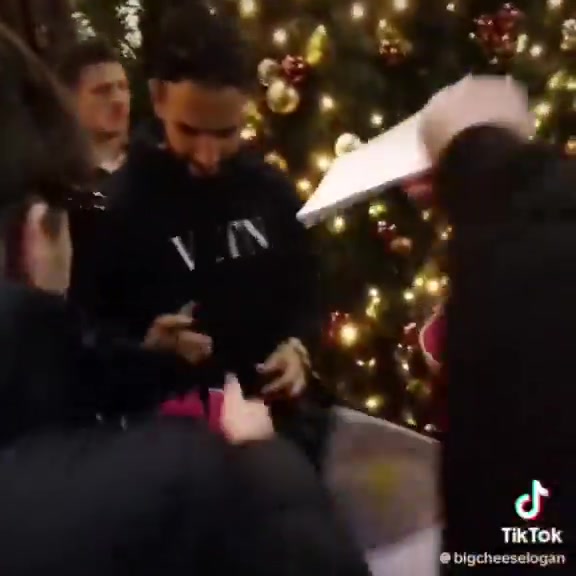 阿先生带我们复兴吧！阿莫林在曼市就餐后与球迷互动