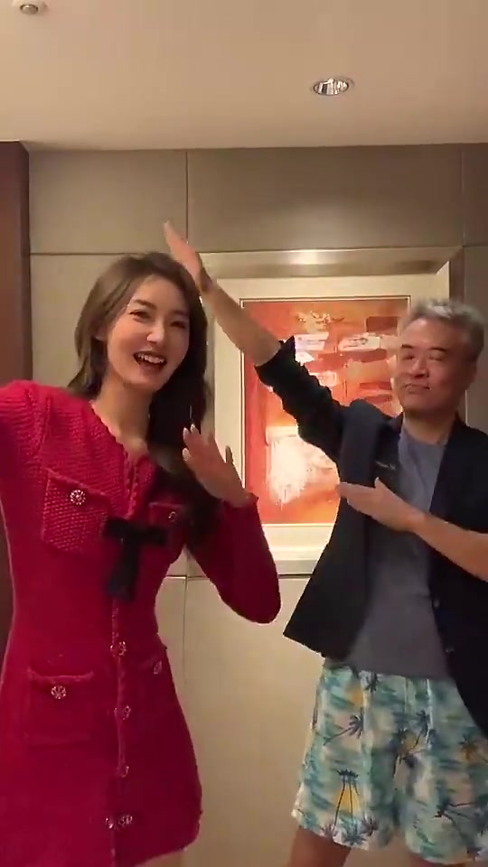 段暄昔日穿短裤和红衣美女跳舞