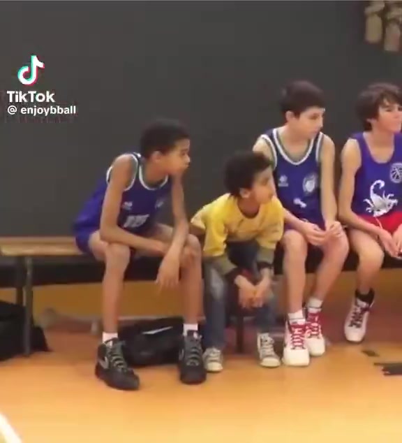 珍贵影像！看看文班小时候是怎么打比赛的，那时还没比同龄人高很多！