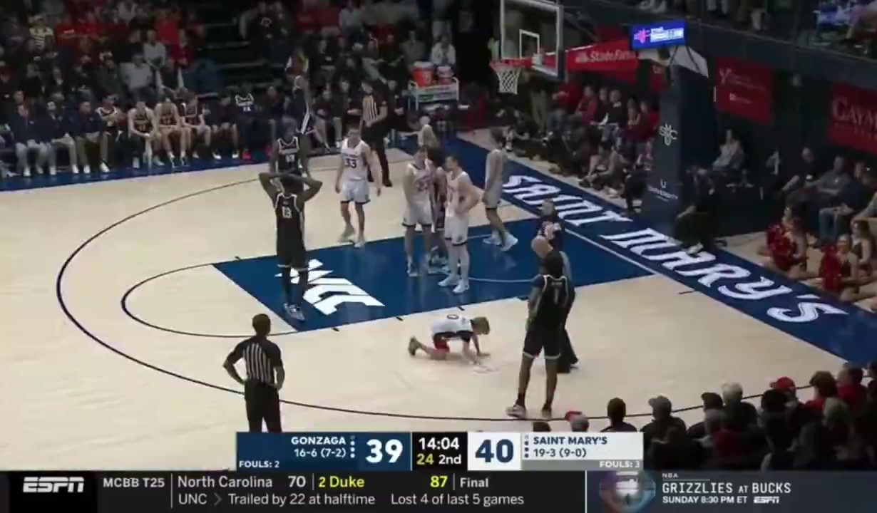 NCAA比赛中突然插播了东契奇的交易，主持人惊呼：what?