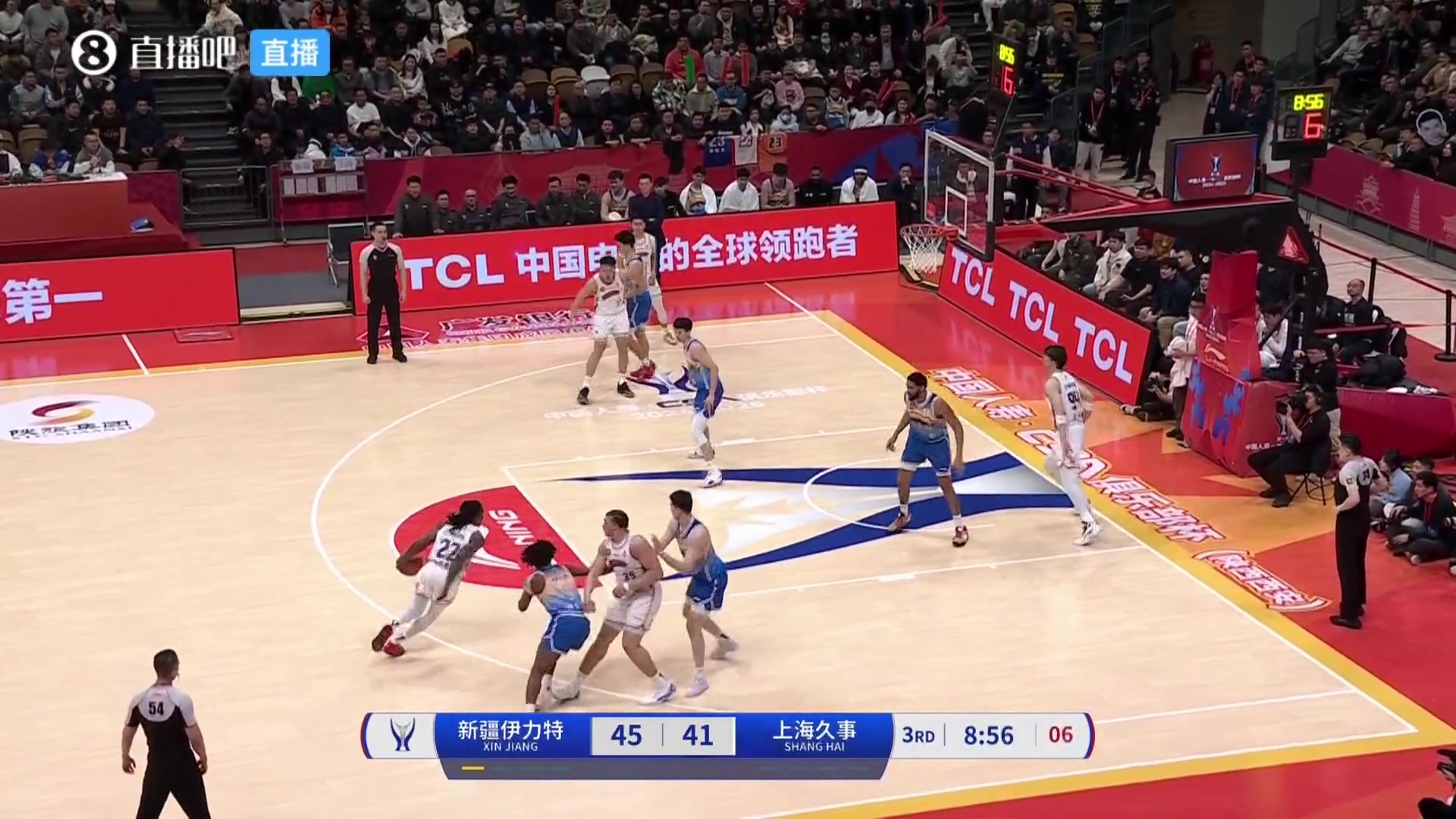 离谱！王哲林篮下上篮上了个过桥