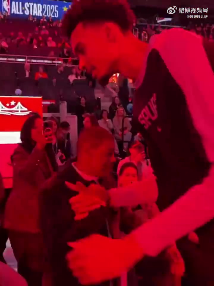 身高差距64cm！1米6的前NBA球员博格斯与2米24的文班亚马握手