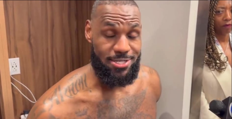 没错呀！记者：现如今NBA有什么仍特别棒？詹姆斯：詹和库