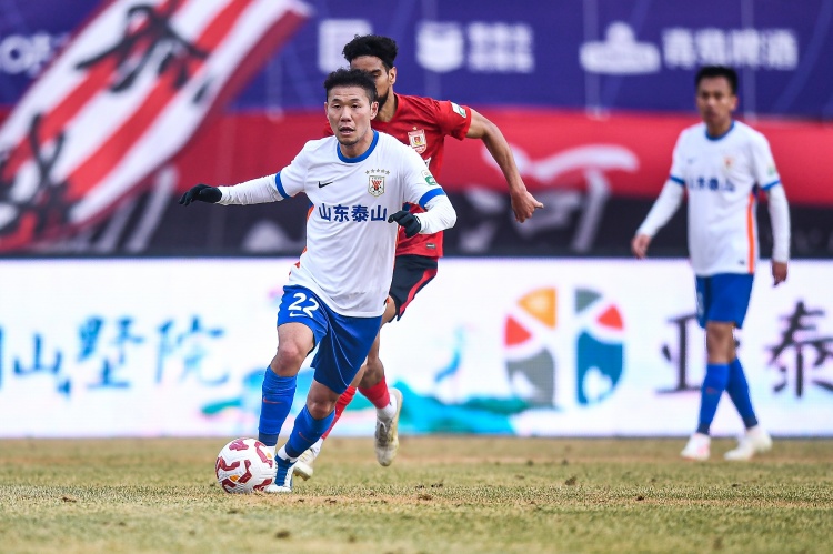 鲁媒：“黄加马德李”三中场仍需继续打磨，三人需平衡好攻防