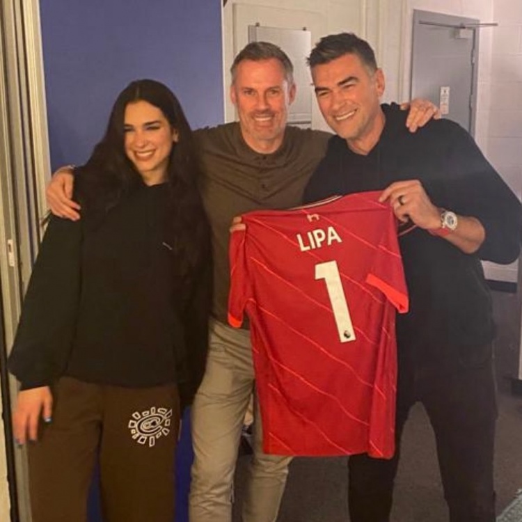 英国歌星Dua Lipa在利物浦开演唱会